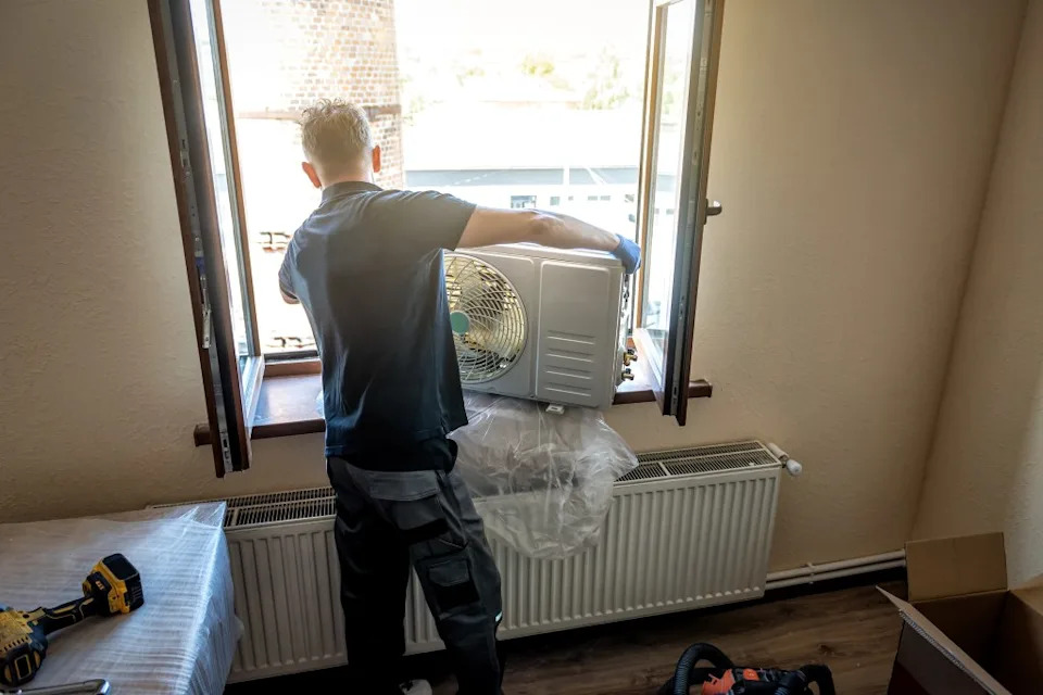 As another brutal NYC summer looms, New York is giving eligible residents free air conditioners, installation and even old-unit removal — because sweating through July in a fifth-floor walkup shouldn’t count as cardio. Volodymyr Shevchuk – stock.adobe.com