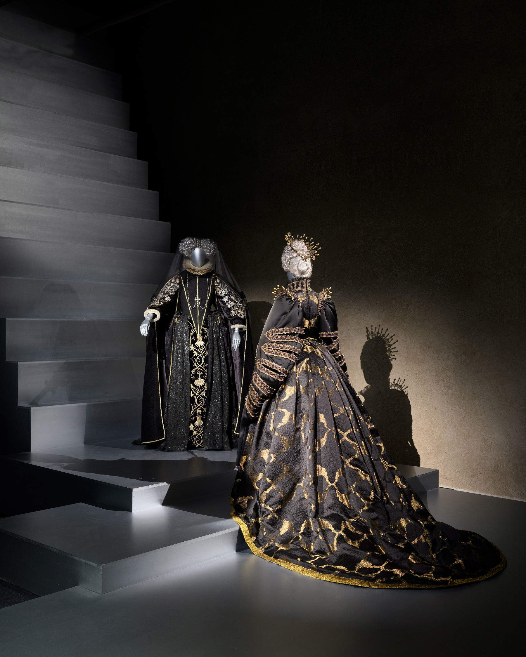Setting up the exhibition Queens on Stage. The art of Italian costume design between cinema and theater. Photo: Leonardo Salvini