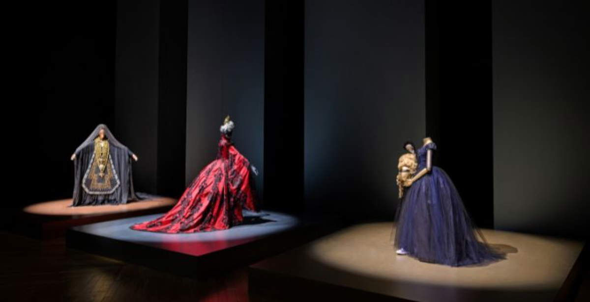 At the Reggia di Venaria, 31 costumes tell the story of queens on stage