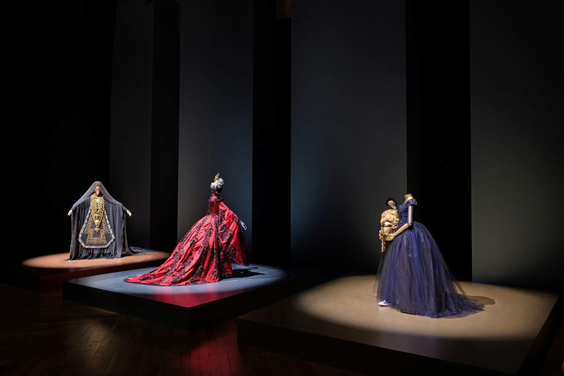 Setting up the exhibition Queens on Stage. The art of Italian costume design between cinema and theater. Photo: Leonardo Salvini
