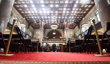 Massive N.Y. budget bill forces Dems to make tough choice