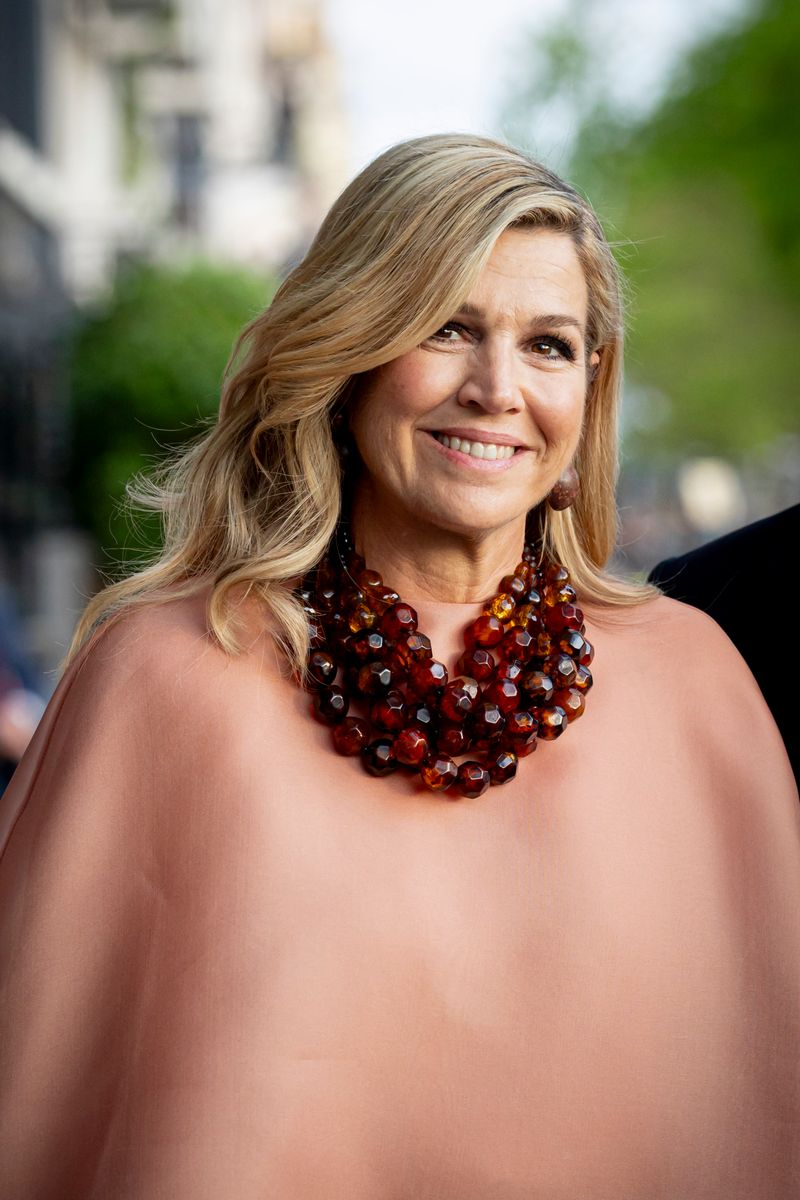 A closer look at Queen Máxima’s statement accessories and structured clutch.
