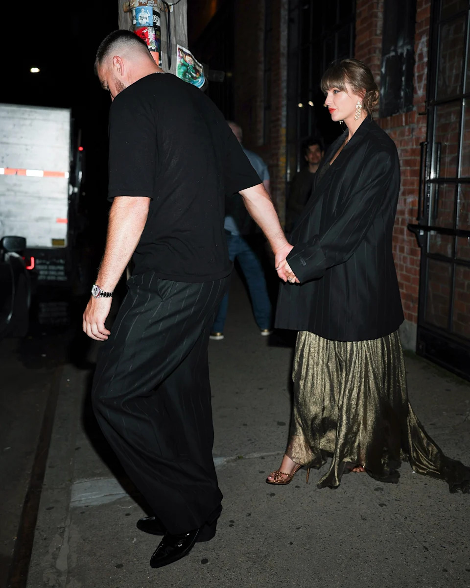 After dinner, the Grammy winner was seen wearing the NFL star’s blazer (as seen above). Tatiana / BACKGRID
