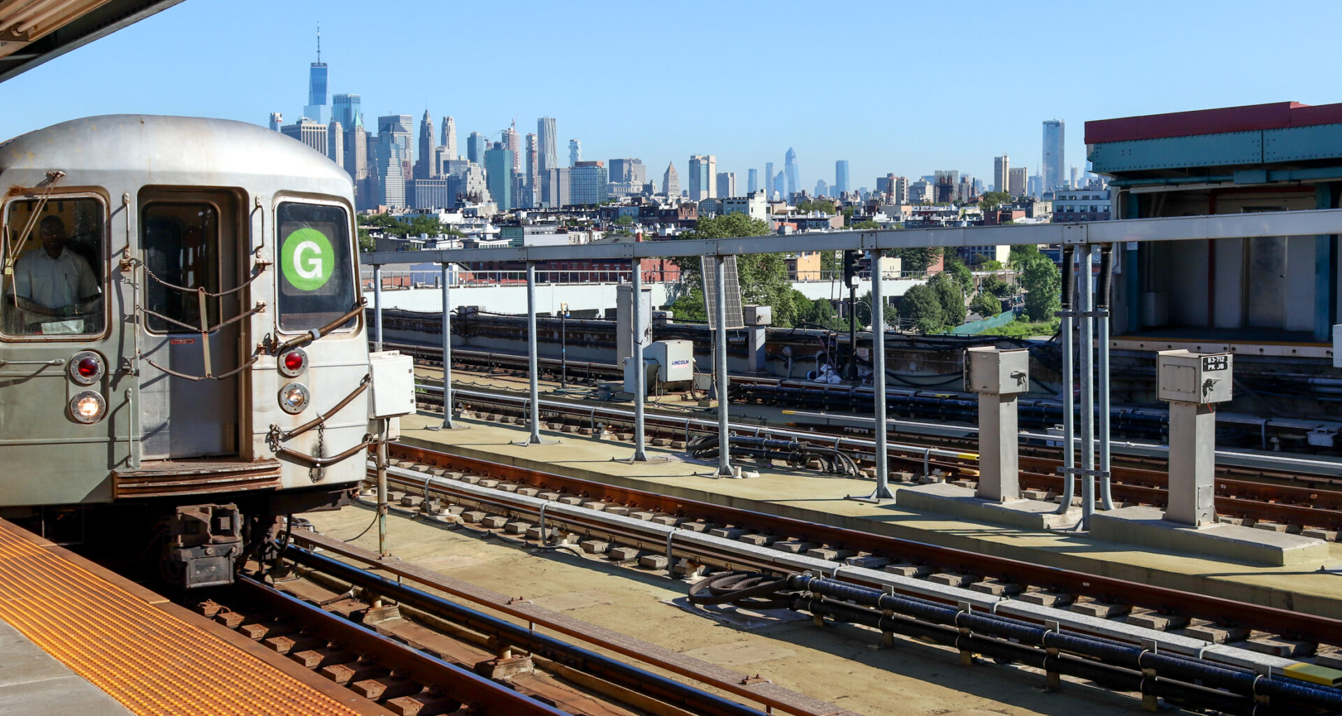 g train subway train at a platform