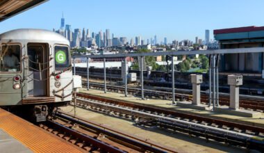 g train subway train at a platform