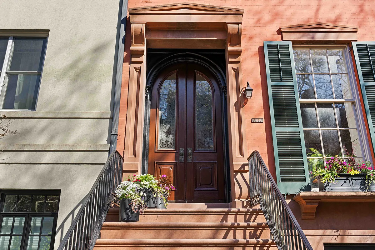brick rowhouse with brownstone stoop
