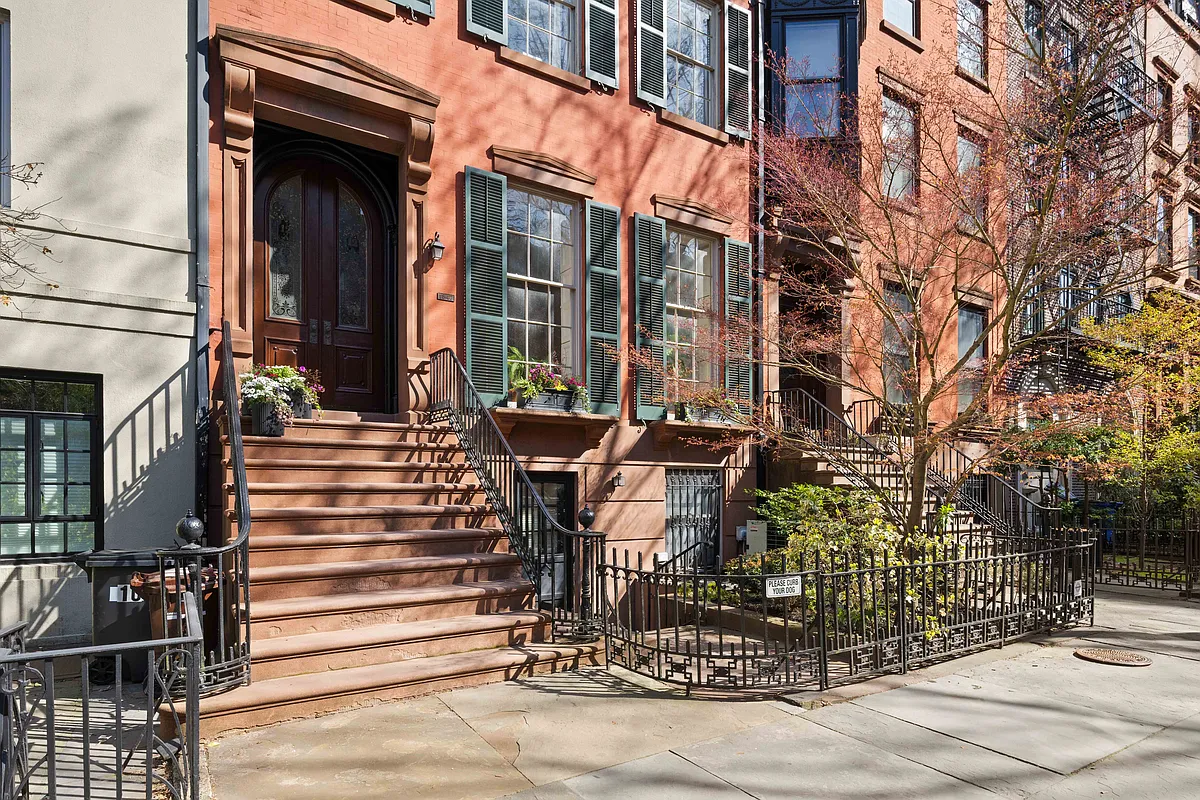 brick rowhouse with brownstone stoop