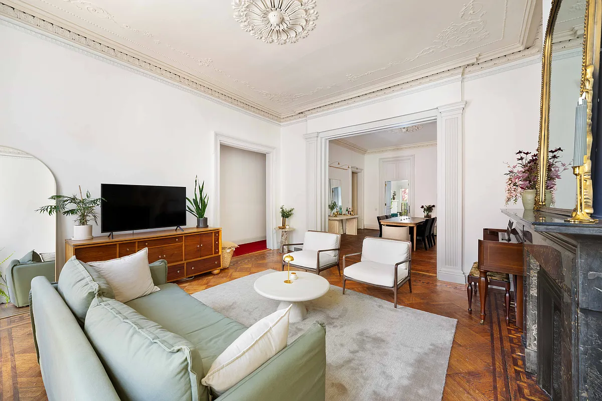parlor with ceiling mantel, plastwerwork, black marble mantel