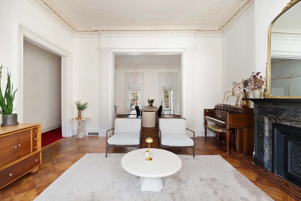 parlor with ceiling mantel, plastwerwork, black marble mantel
