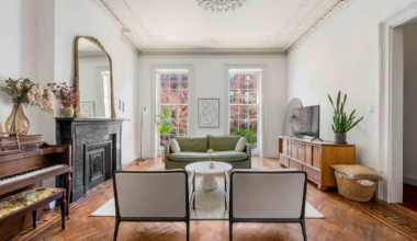 parlor with ceiling mantel, plastwerwork, black marble mantel