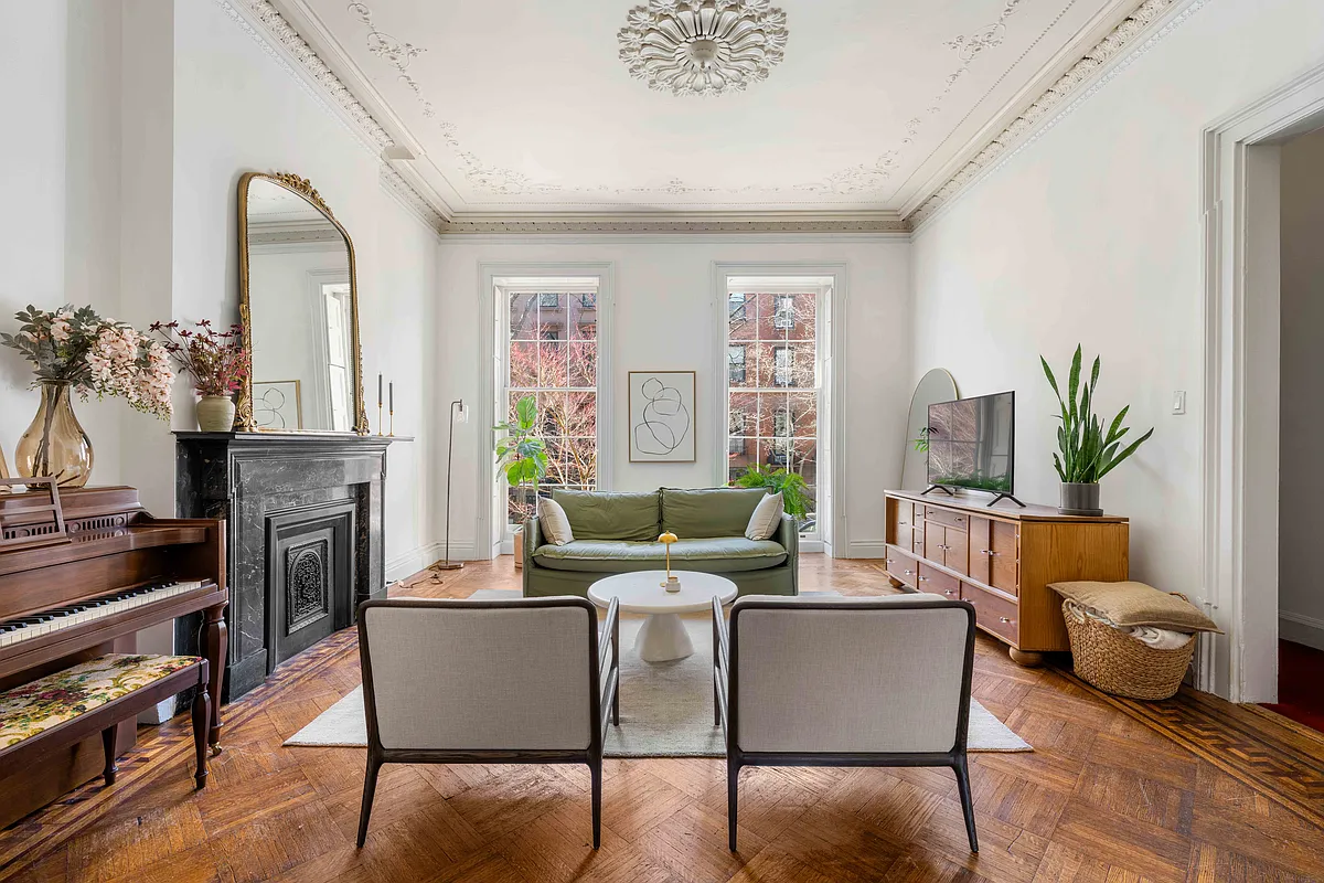 parlor with ceiling mantel, plastwerwork, black marble mantel