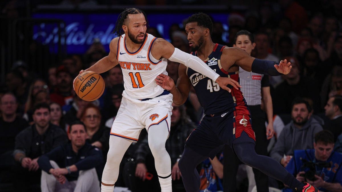 New York Knicks PG Jalen Brunson posts up Cleveland Cavaliers SG Donovan Mitchell at Madison Square Garden on Christmas Day 2025.