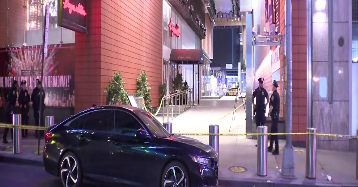 Stabbing in Times Square leaves 1 dead as NYPD looks for suspects