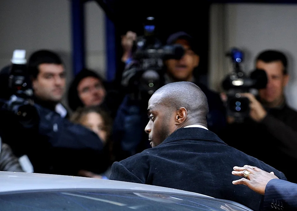 Plaxico Burress Turns Himself In to Police in New York