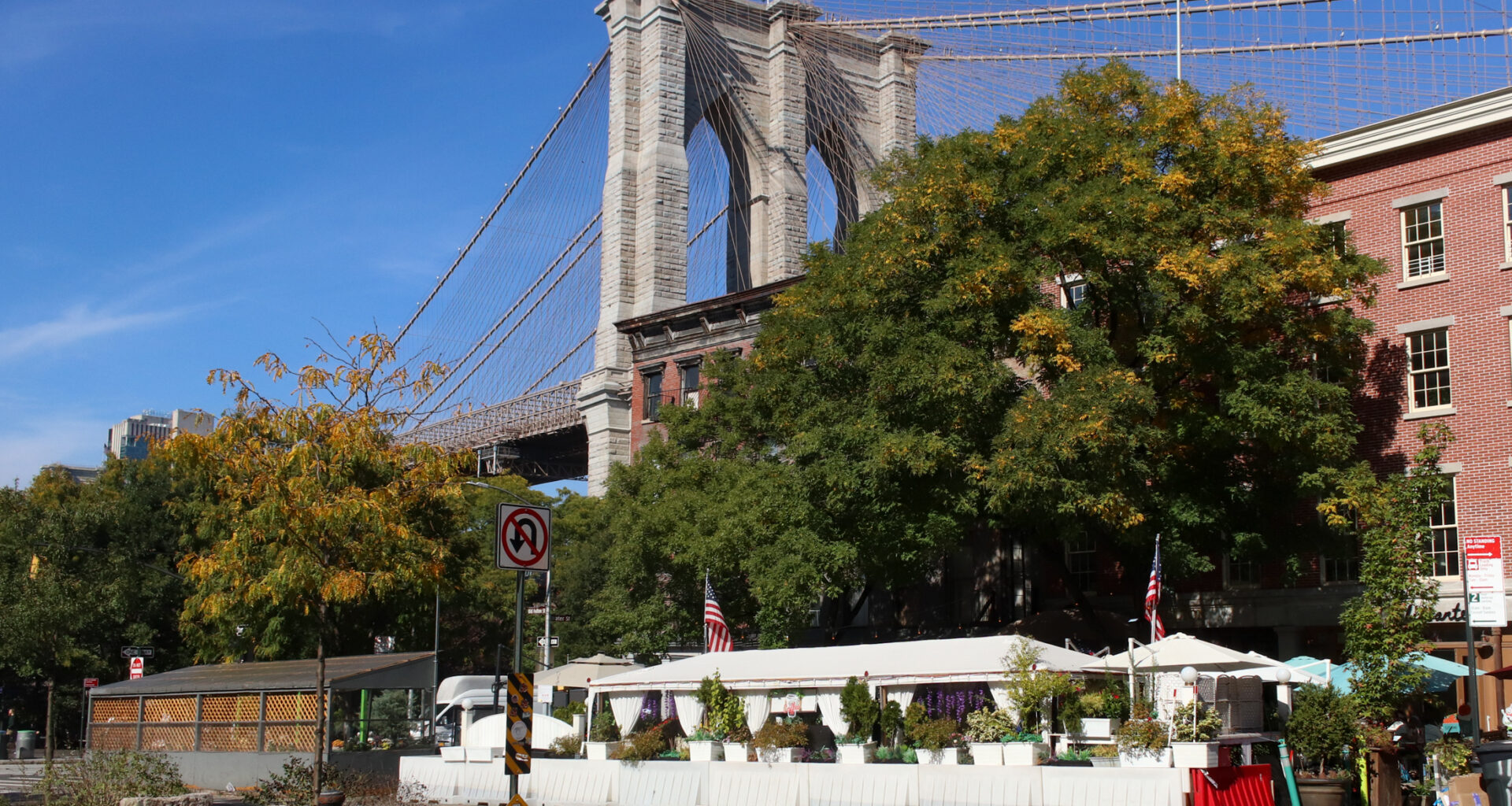 outdoor dining with brooklyn bridge in view