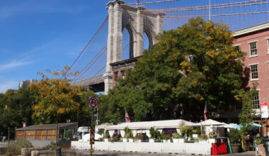 outdoor dining with brooklyn bridge in view