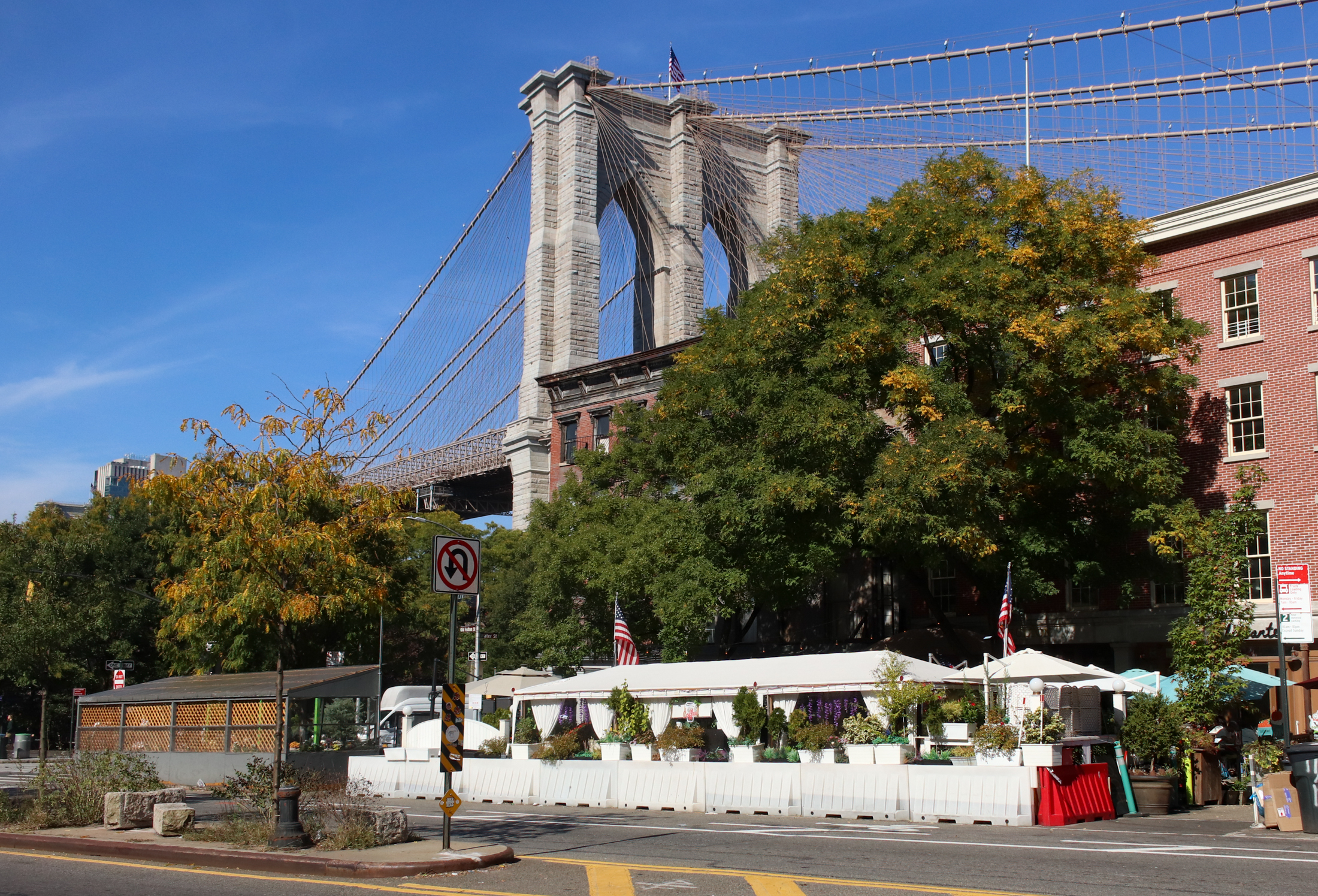 outdoor dining with brooklyn bridge in view