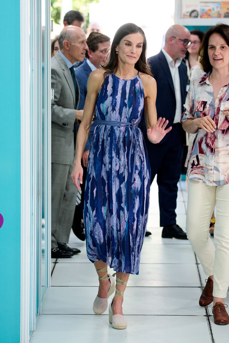 The Queen greeted local officials and members of the public before beginning her tour of Spain’s largest literary event.
