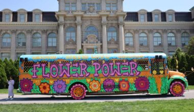 New York Botanical Garden’s newest exhibition ‘Flower Power’ fuses political history with psychedelic art – Bronx Times