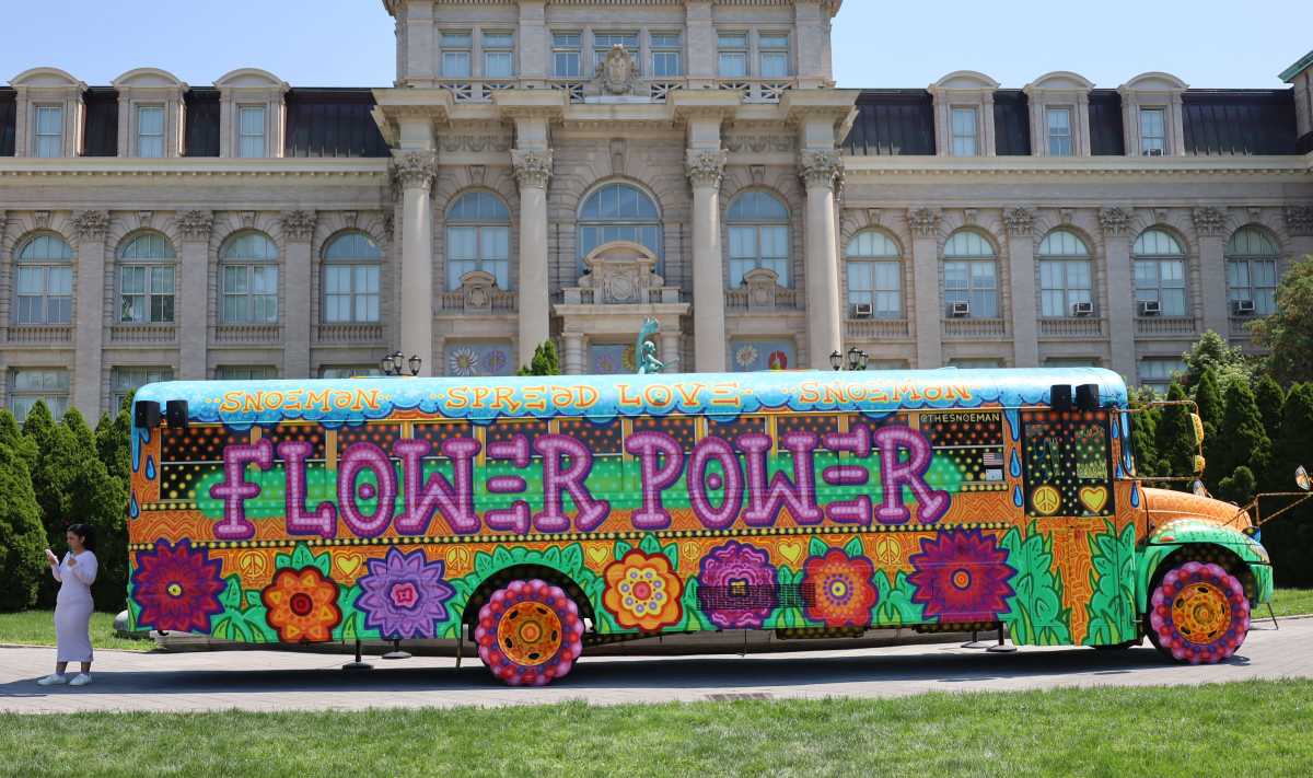 New York Botanical Garden’s newest exhibition ‘Flower Power’ fuses political history with psychedelic art – Bronx Times