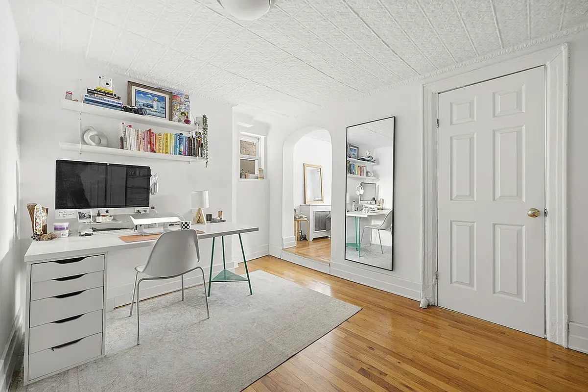middle room with tin ceiling, room for a desk