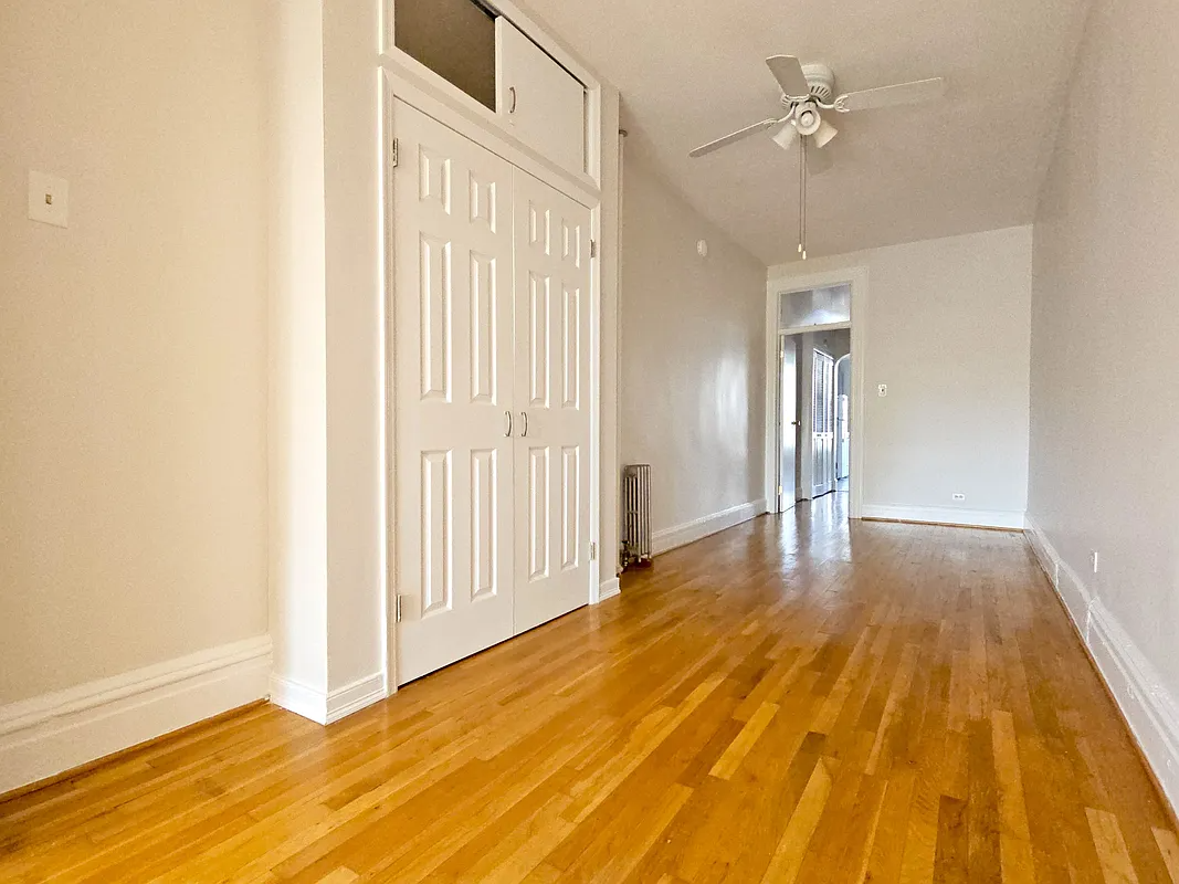 room with ceiling fan, closet