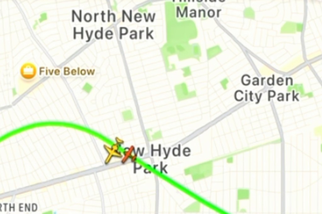 Flight radar map showing two airplane icons crossing paths over New Hyde Park.
