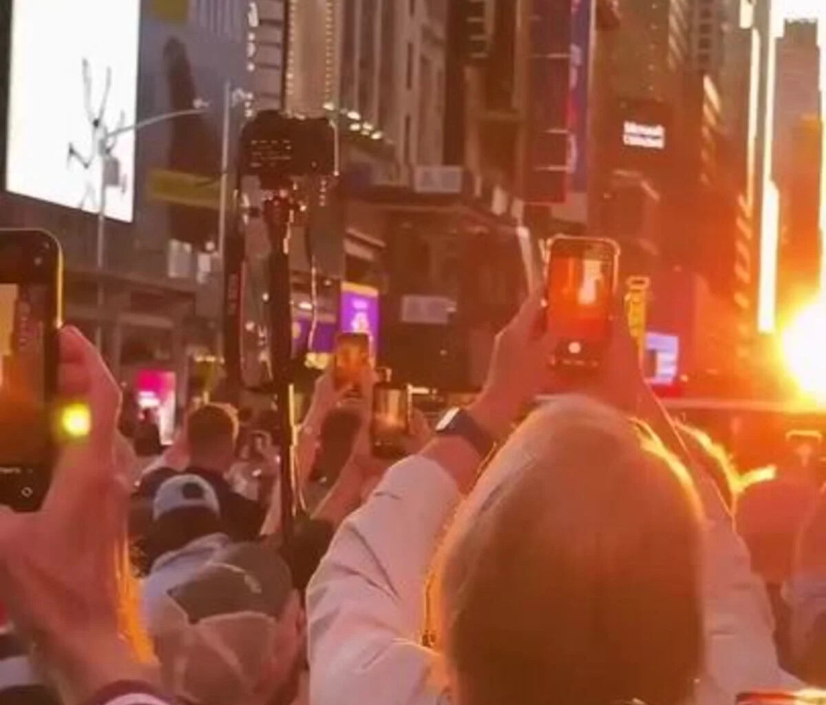 'Manhattanhenge' Glow Fills New York City Streets