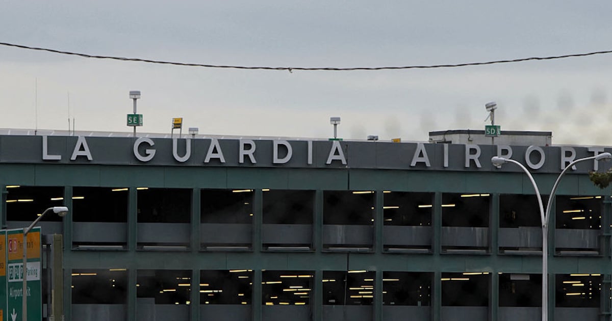 Repairs continue after sinkhole shuts down runway at NYC’s LaGuardia Airport – 95.5 WSB