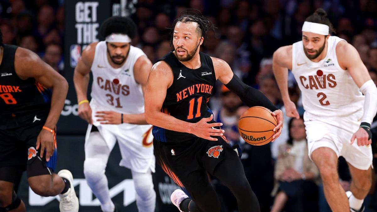 Jalen Brunson dribbling a basketball during an NBA game at Madison Square Garden