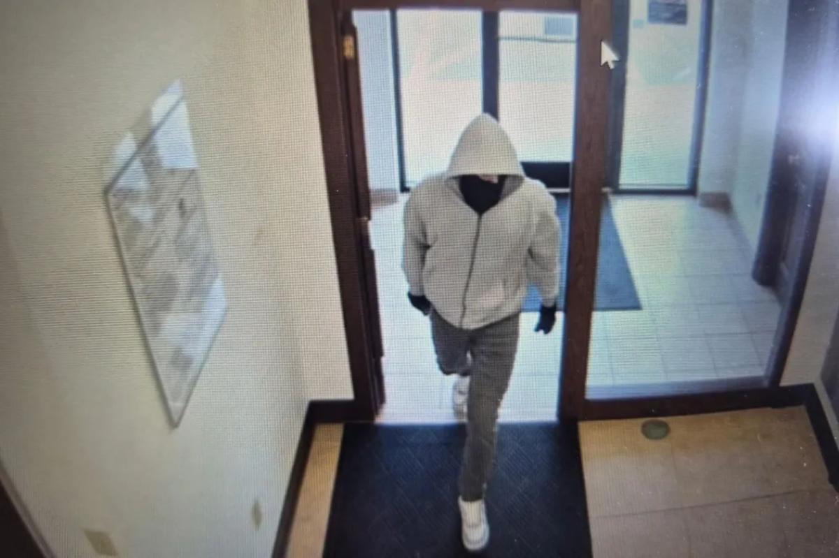 2 US Bank employees fatally shot in robbery in Berea, Kentucky — cops searching for suspect