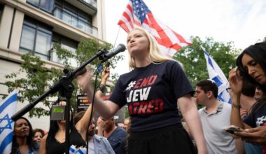 Hundreds of New Yorkers rally near Gracie Mansion calling for Mamdani’s removal from office