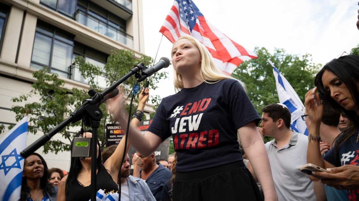 Hundreds of New Yorkers rally near Gracie Mansion calling for Mamdani’s removal from office