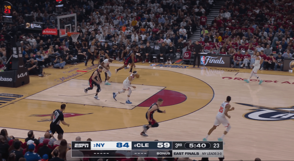 Basketball game between NY and CLE, with NY leading 84-59 in the 3rd quarter.