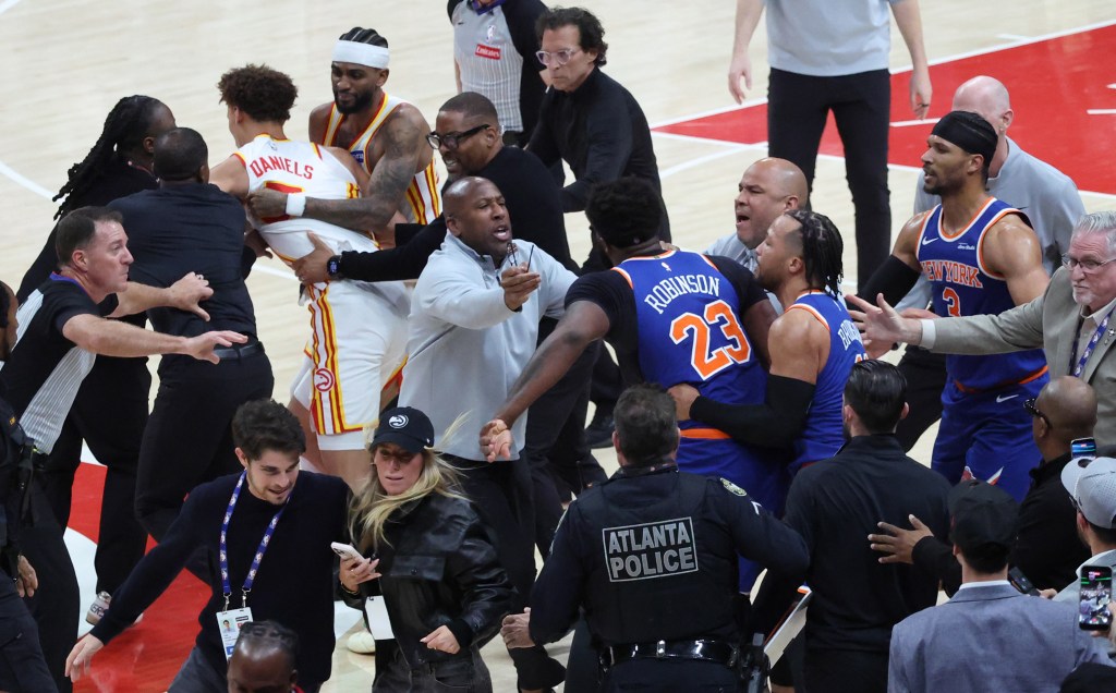 New York Knicks center Mitchell Robinson fighting with Atlanta Hawks guard Dyson Daniels.