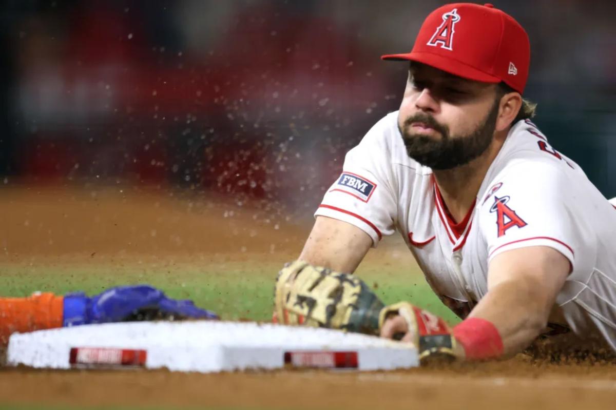 Ronny Mauricio fractures left thumb and is headed to the IL
