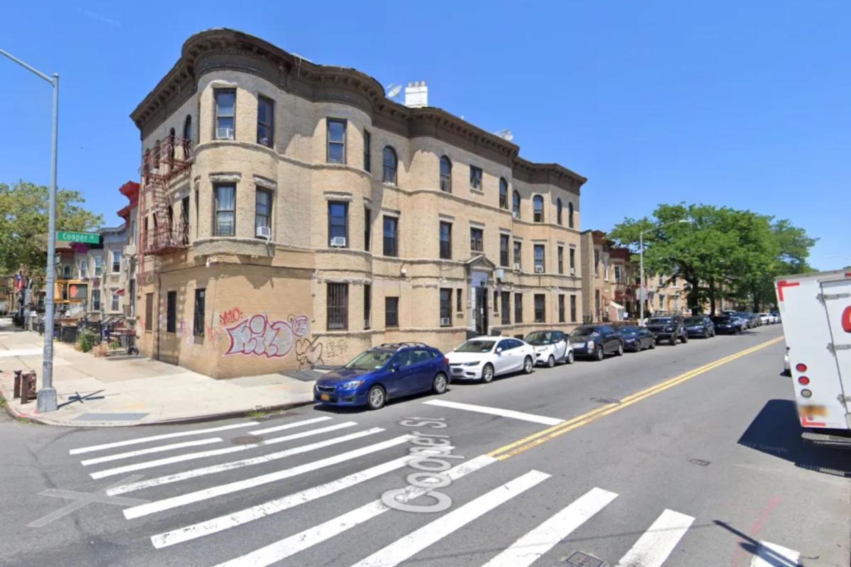 Deranged lover slits girlfriend's throat inside NYC home -- then calmly lounges on sofa: sources