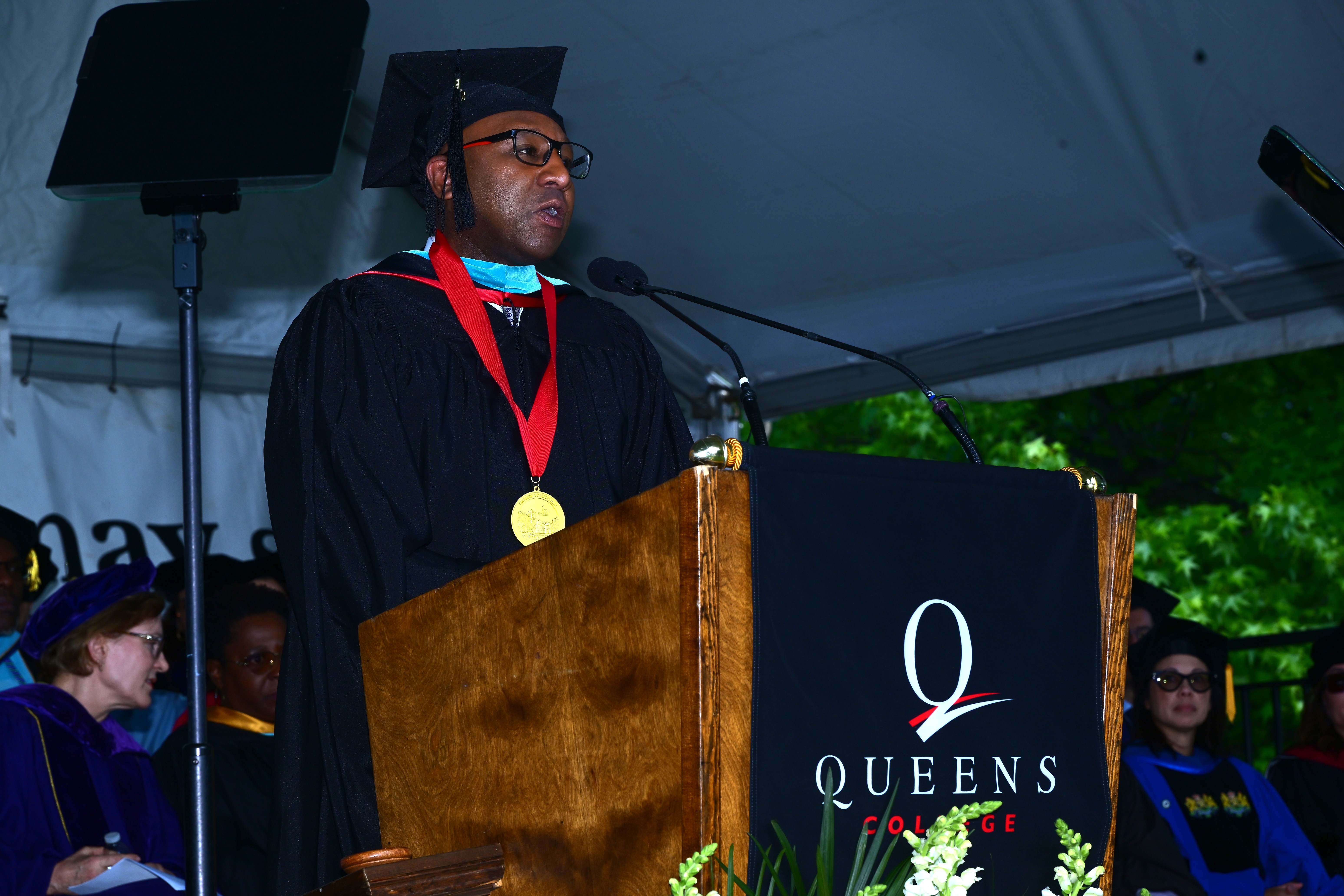 Queens Borough President Donovan Richards Jr. received the Queens College Presidential Medal, the institution’s highest administrative honor, and delivered the keynote address. 