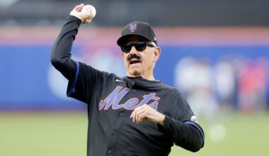 Ex-Mets manager Bobby Valentine dons famous disguise again