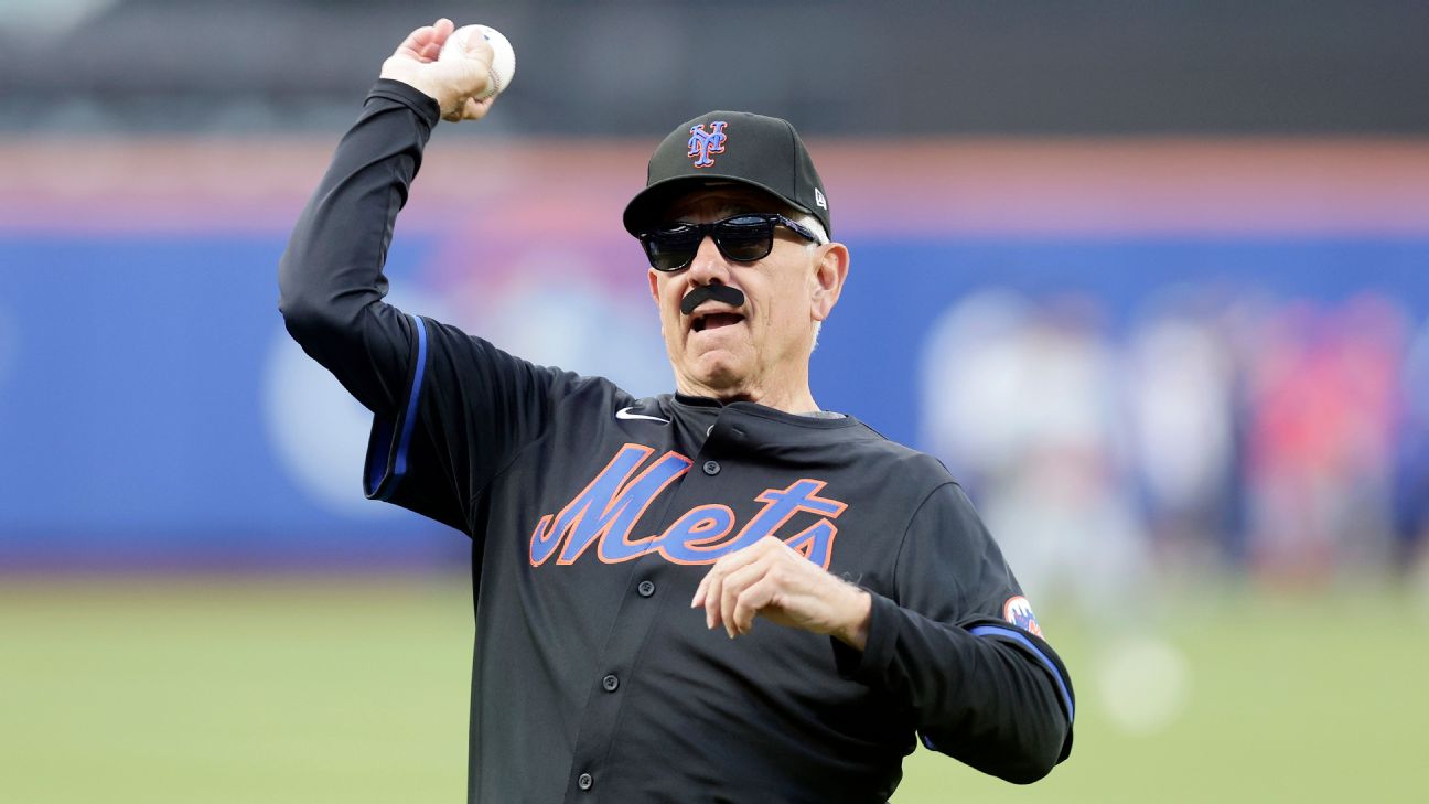 Ex-Mets manager Bobby Valentine dons famous disguise again