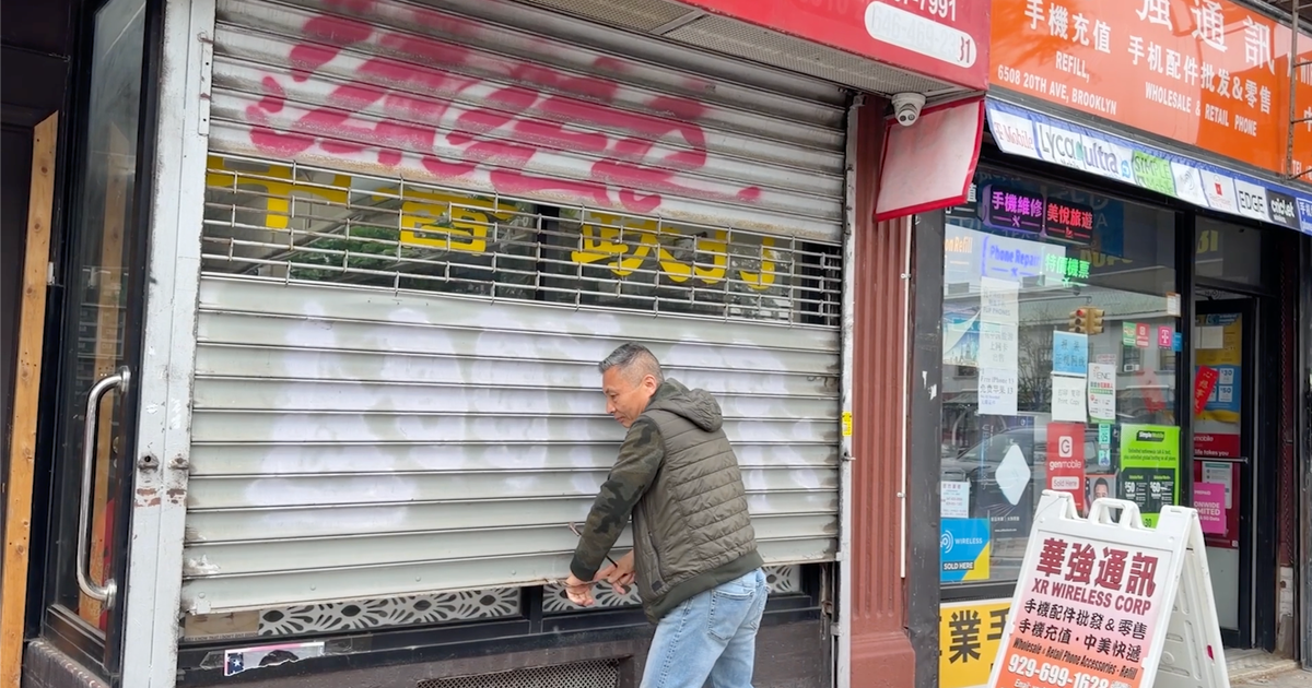 NYC lawmakers push to delay enforcement of 2009 storefront gate law