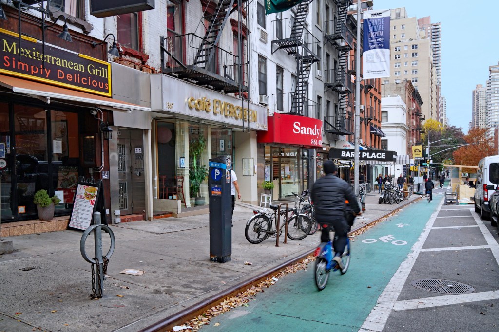 NYC to change signal timing on 3 Manhattan avenues so cyclists can ride ‘green wave’