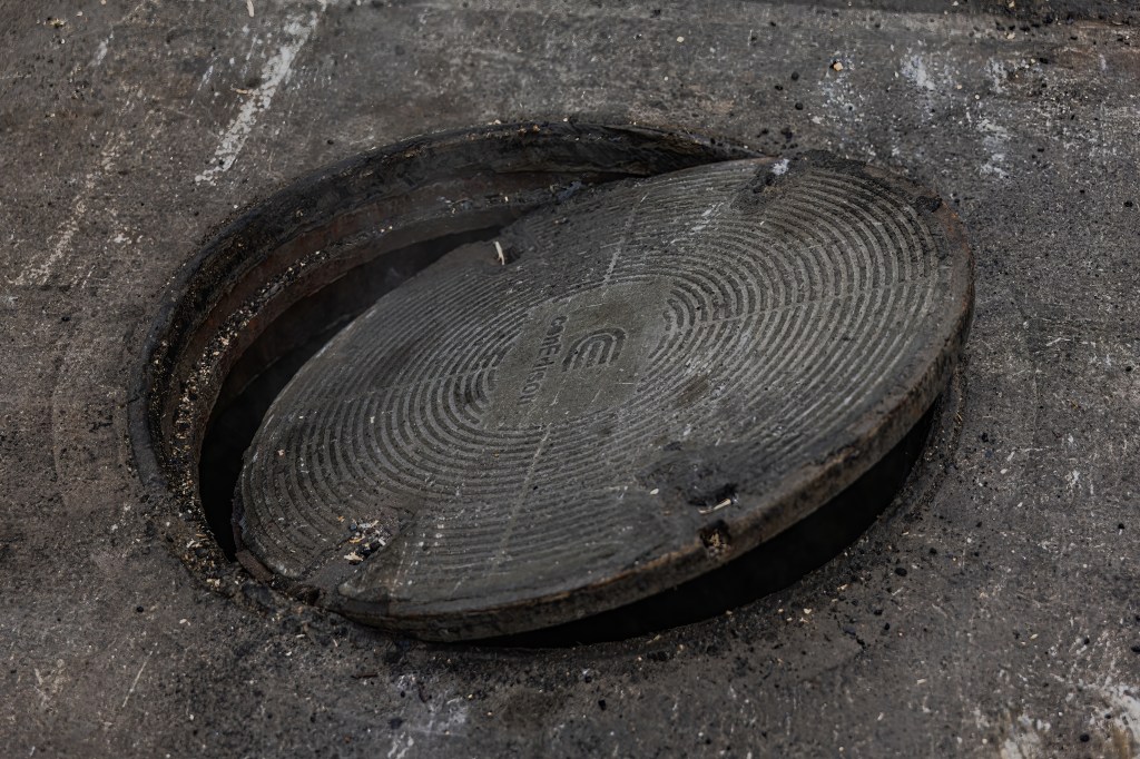 Cops investigate after 7 men seen exiting Brooklyn manhole in dead of night