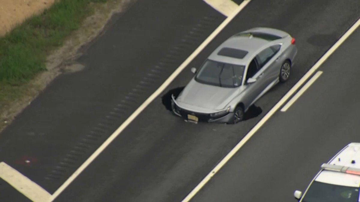 Sinkhole on Long Island Expressway closes lanes of traffic – NBC New York