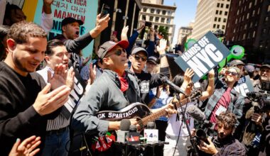  Tom Morello Blasts Trump and Performs Woody Gunthrie at NYC Protest