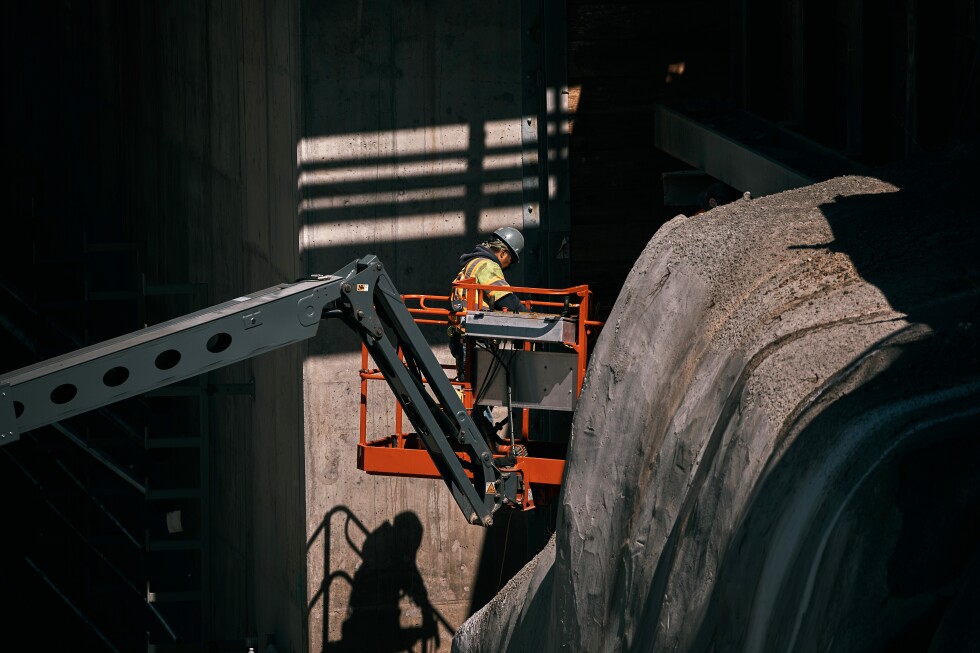 Huge drills prepare to dig a new NYC train tunnel under a river