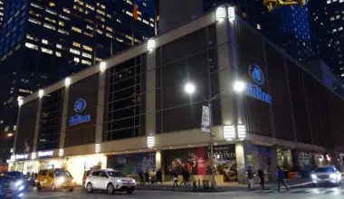 Anti-Israel protesters wave Hamas flags, clash with NYPD outside Israeli real estate showcase in Manhattan - Israel & Jewish News
