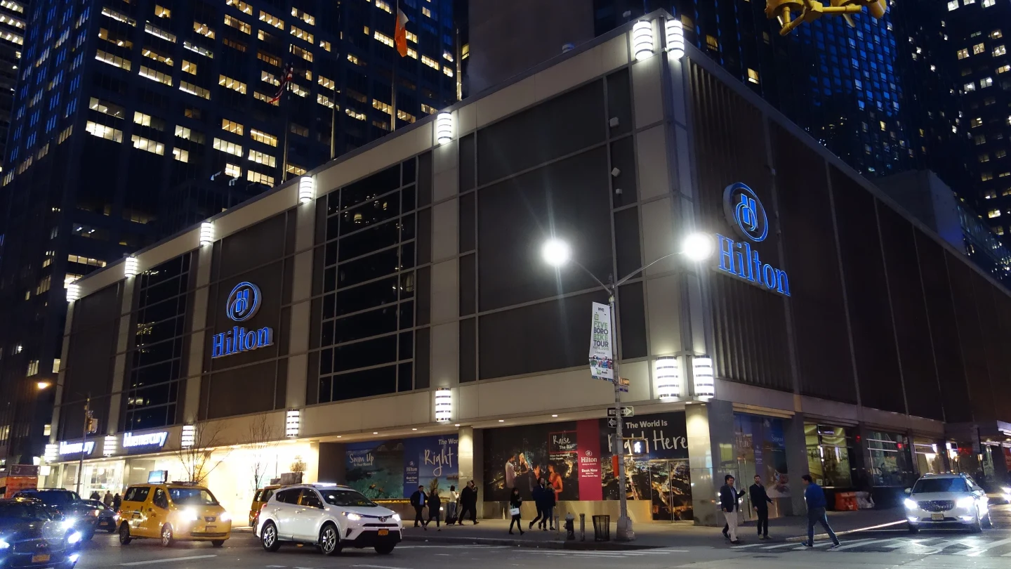 Anti-Israel protesters wave Hamas flags, clash with NYPD outside Israeli real estate showcase in Manhattan - Israel & Jewish News