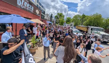Hundreds of Queens Jews buy lunch to support kosher bagel shop targeted by hate - Israel & Jewish News