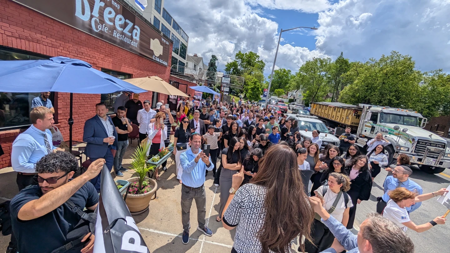 Hundreds of Queens Jews buy lunch to support kosher bagel shop targeted by hate - Israel & Jewish News